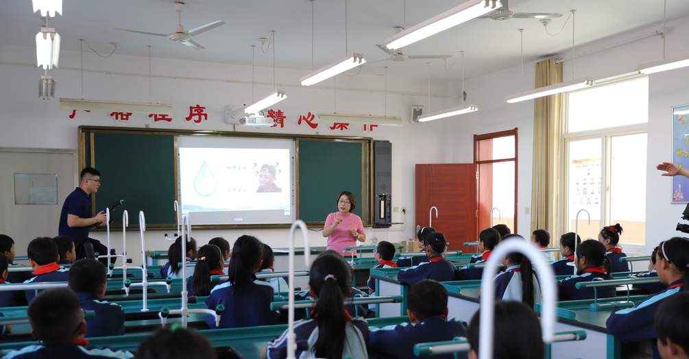 “藍(lán)曉科技·與愛(ài)同行”關(guān)愛(ài)鄉(xiāng)村兒童愛(ài)心科普進(jìn)校園公益活動(dòng) “藍(lán)曉科技·與愛(ài)同行”關(guān)愛(ài)鄉(xiāng)村兒童愛(ài)心科普進(jìn)校園公益活動(dòng)