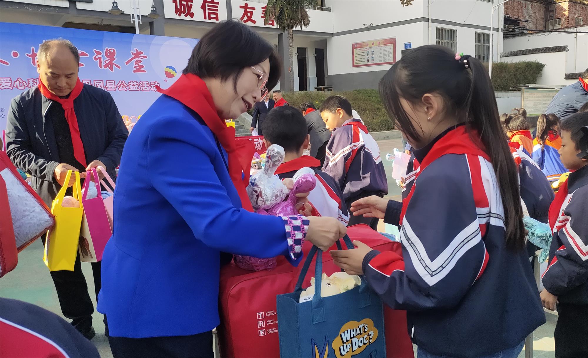 藍曉科技·博士課堂 關(guān)愛鄉(xiāng)村兒童愛心科普進校園公益活動圓滿完成 藍曉科技·博士課堂 關(guān)愛鄉(xiāng)村兒童愛心科普進校園公益活動圓滿完成