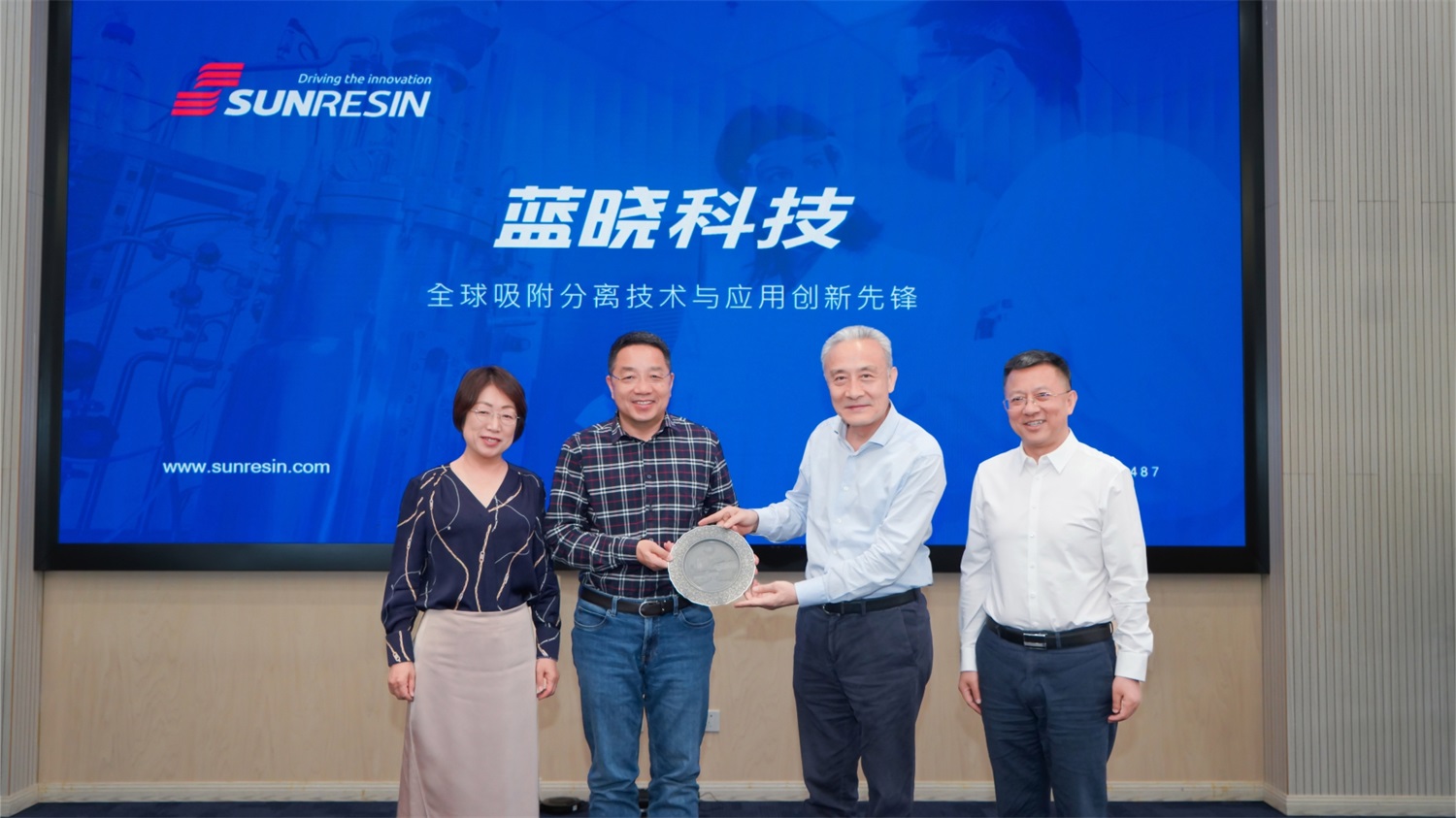 四川大學(xué)校長(zhǎng)汪勁松一行蒞臨藍(lán)曉科技參觀交流 四川大學(xué)校長(zhǎng)汪勁松一行蒞臨藍(lán)曉科技參觀交流